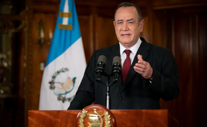 Atacan a balazos al presidente de Guatemala