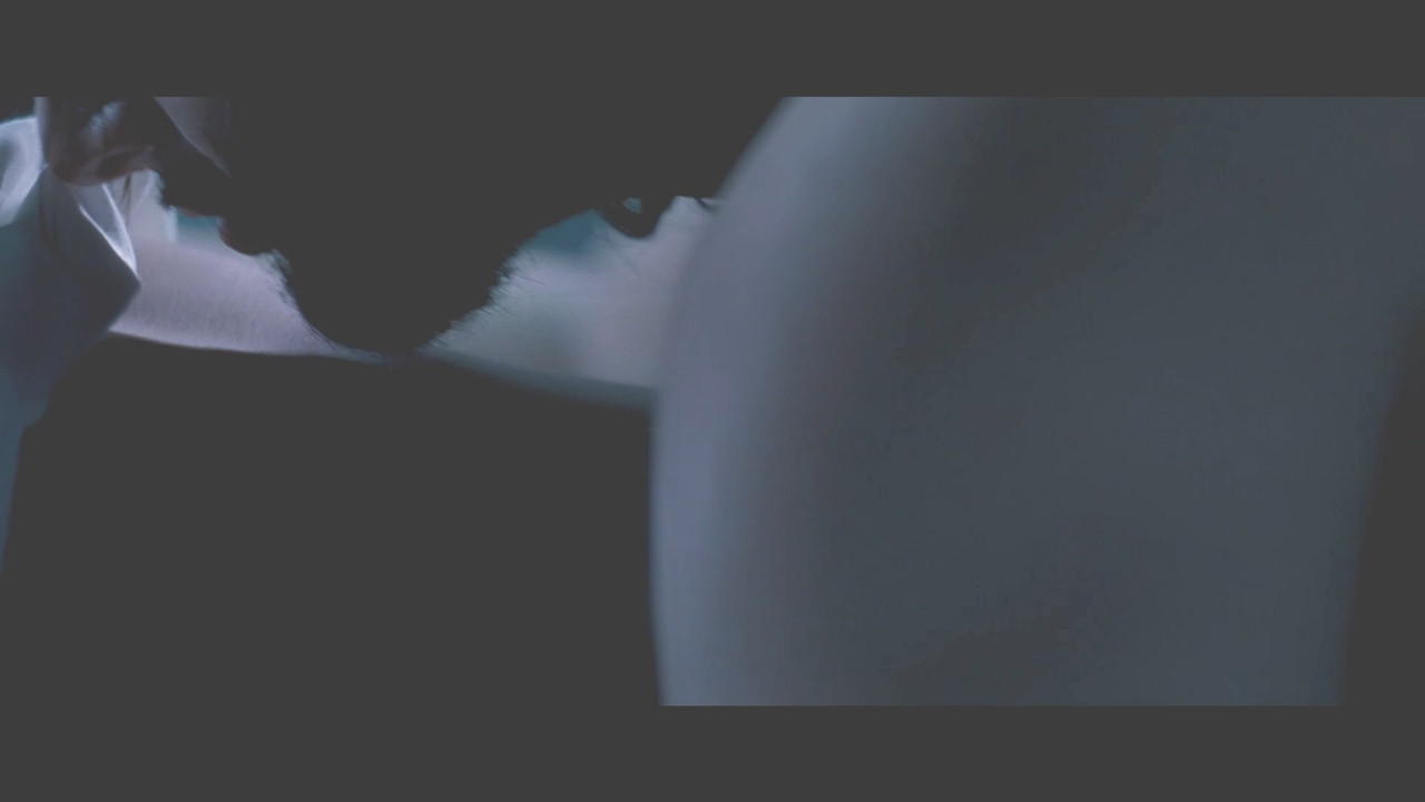 Raima Sen Hot Navel From Mirch 2010 1080p Light Version.mp4_snapshot_00.36_[2020.12.02_20.41.36]