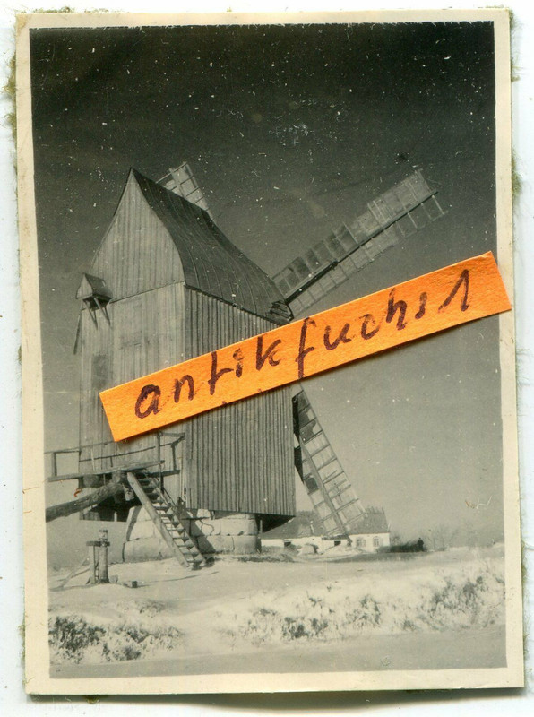 schöne alte Windmühle  Windmill im Winter in der Ukraine