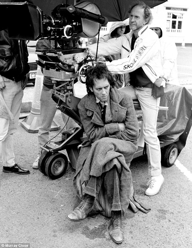 withnail article-1162915-03C10594000005DC-308_634x817