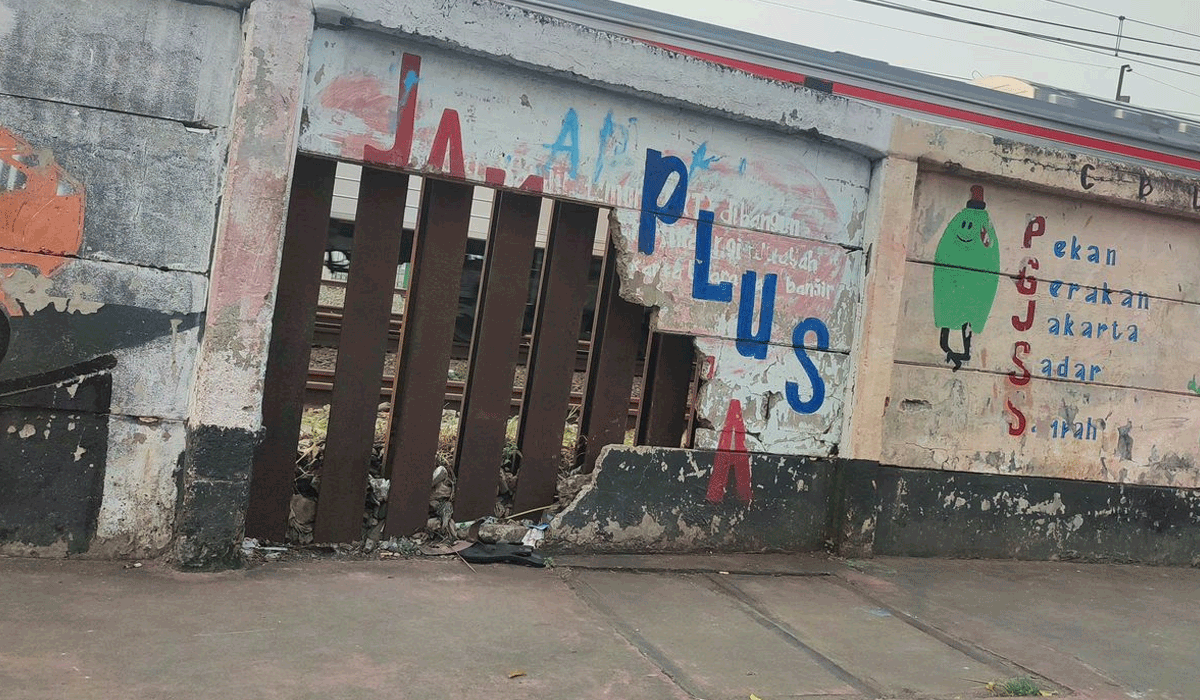 Era Baru Jatinegara: Tembok Rel Ditutup Total, Warga Patuh Tak Lagi Menyeberang