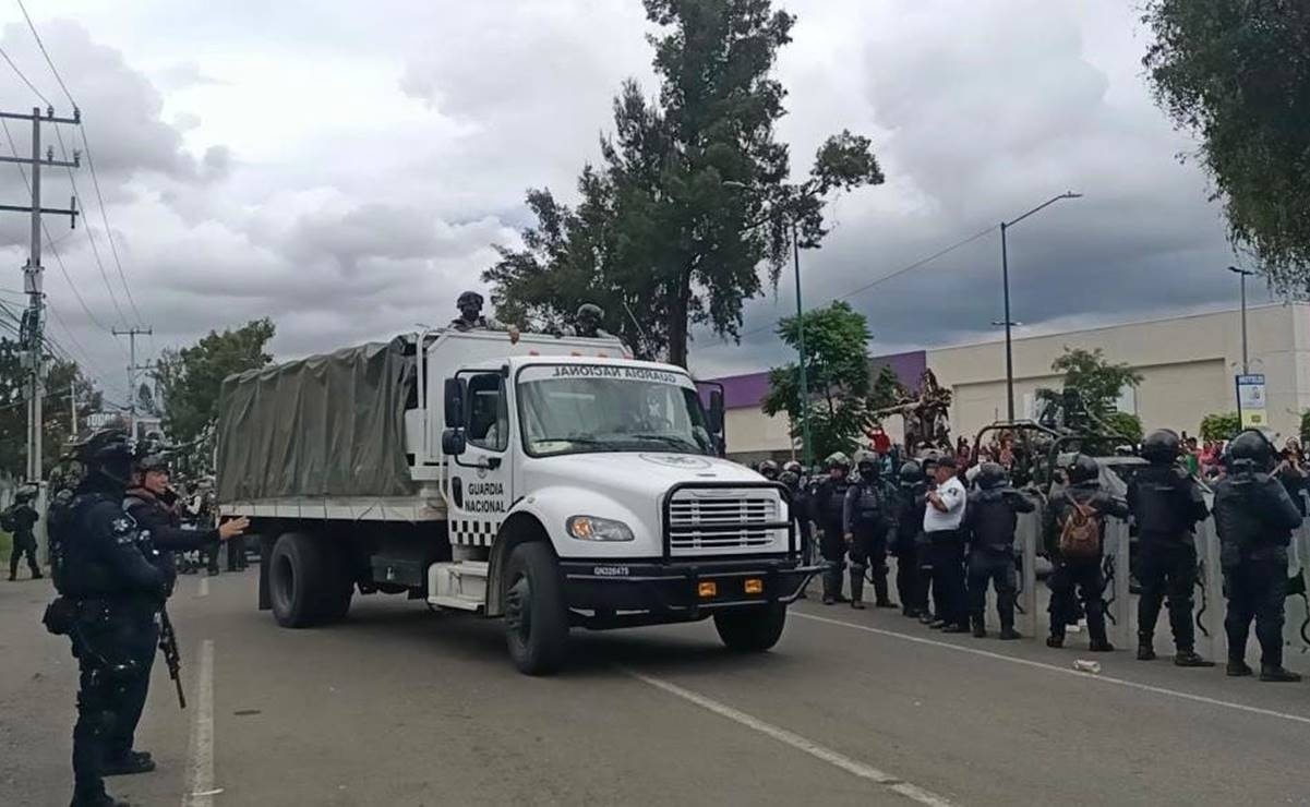 Dan prisión preventiva a los 167 detenidos en Uruapan, familiares se manifiestan