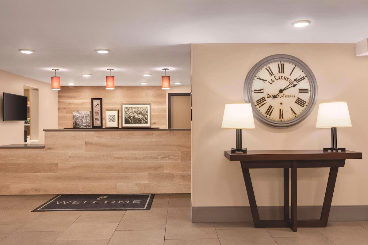 Country Inn and Suites guest room