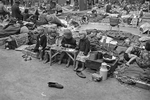 Unos refugiados alemanes acogidos en la planta de ensamblaje de General Motors en Sydhavnen, Dinamarca, en 1945