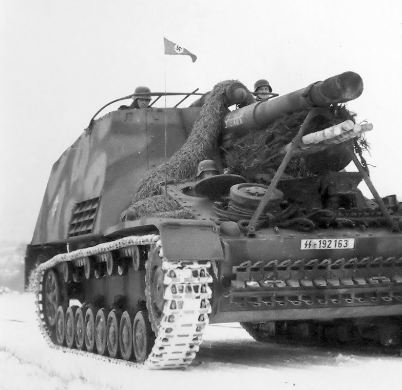 Un mastodóntico cañón autopropulsado Sdkfz 165 Hummel de la 9 División Panzer Hohenstaufen de las Waffen SS en el frente del este