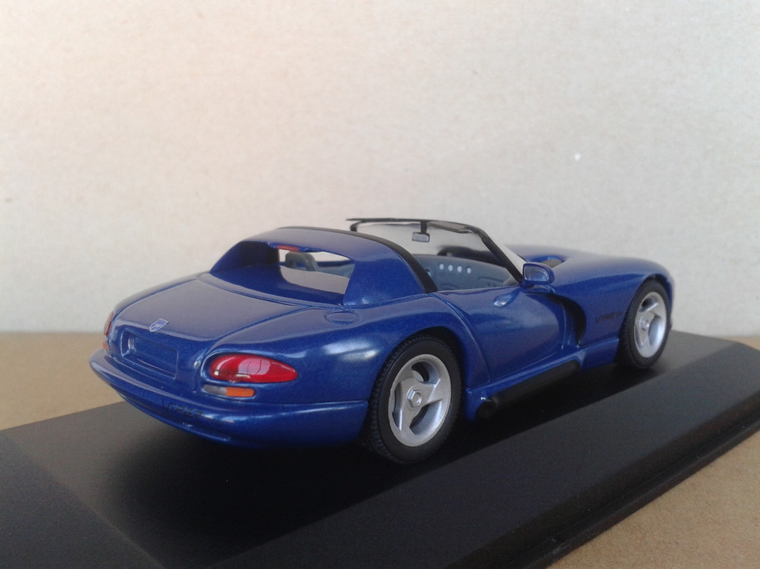 1993 Dodge Viper RT-10 (Minichamps) (6)