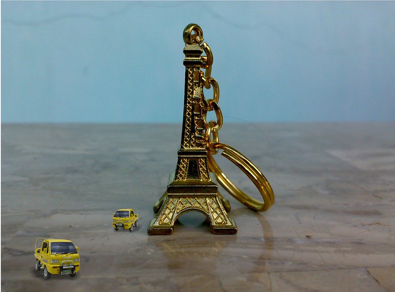 Ilustrasi miniatur Menara Eiffel untuk oleh-oleh dari Prancis.