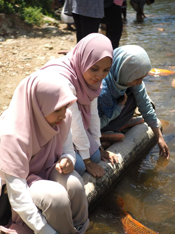 main dengan ikan di fish spa