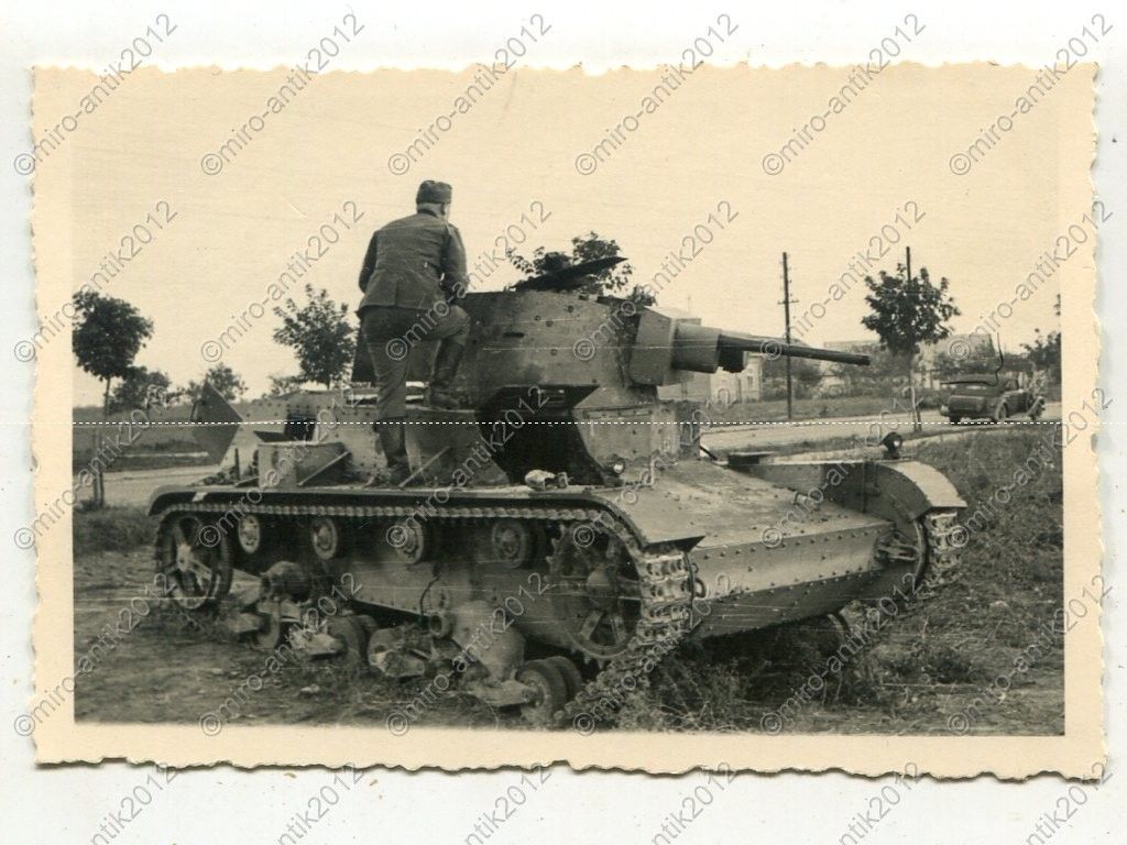 Foto, Wehrmacht, Soldat inspiziert einen zerstör