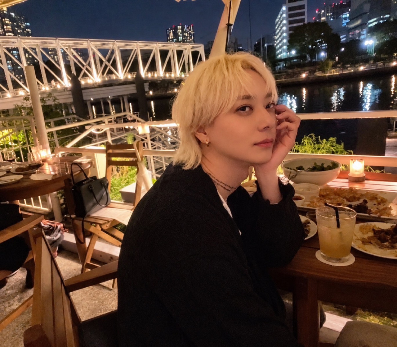 夜のレストランで撮影した橘花圭