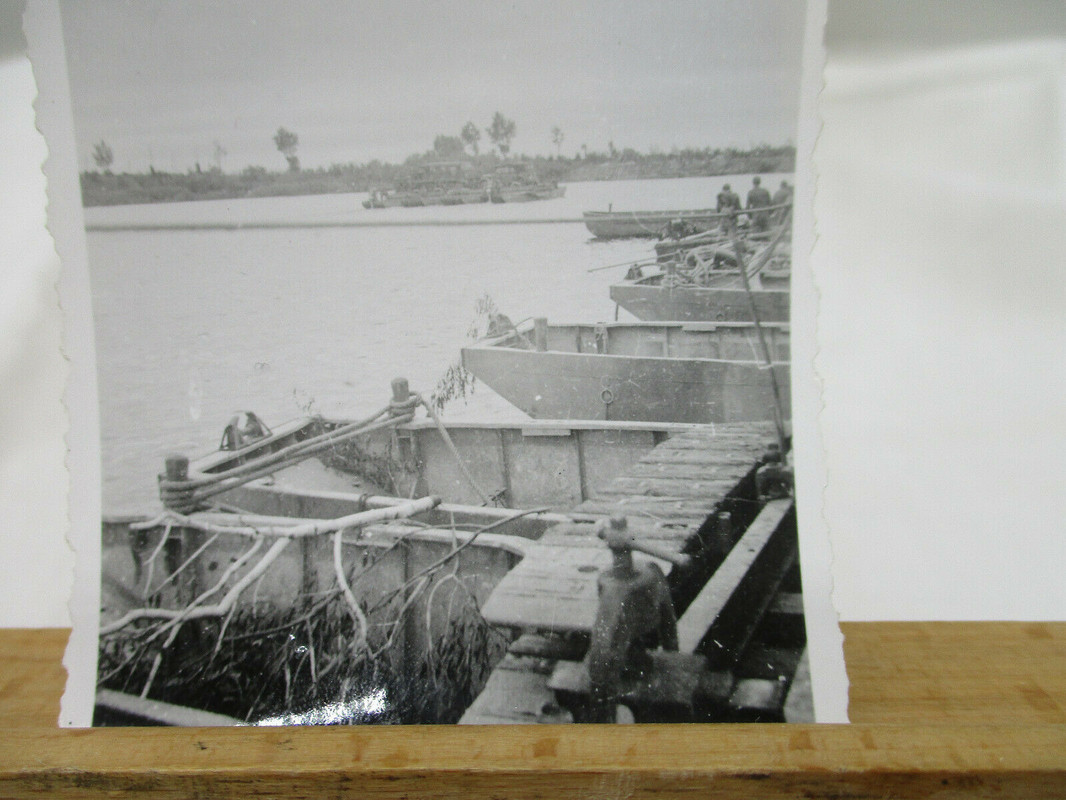 Floß über Fluss mit deutschem Sturmgeschütz Frankreich