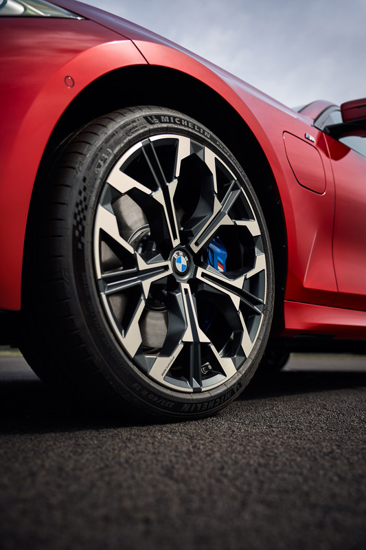 P90549662_highRes_the-new-bmw-330e-tou