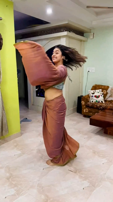 Moksha secy navel in brown saree.mp4_snapshot_00.08.125