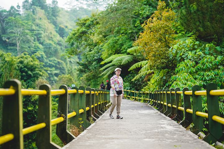 Potret Ketua DPR RI, Puan Maharani tampak asyik trekking menjelajahi keindahan alam di kawasan wisata populer Jogja.