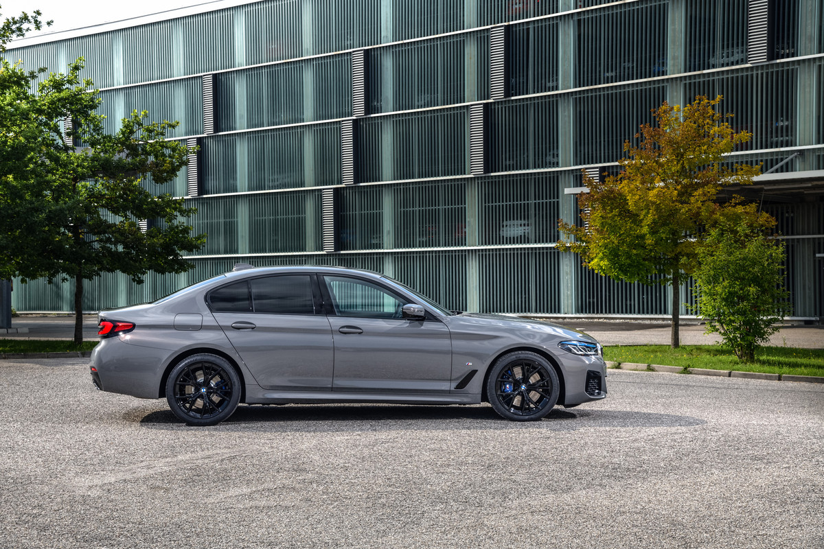 P90395441_highRes_the-new-bmw-545e-xdr