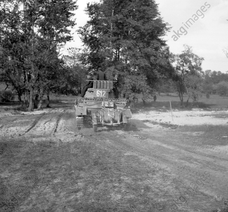 Panzer auf der Strasse beim Russenhof. Fluss Bug, Weißrussland