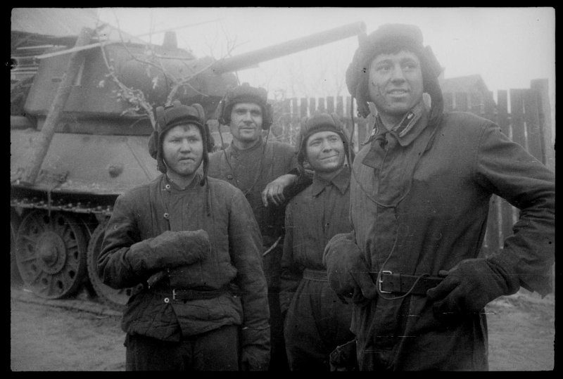 Курская Дуга. Экипаж танка Т34-76, отличившейся в боях на Курской Дуге.