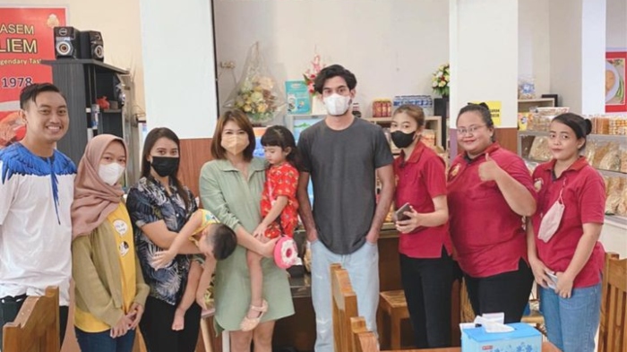 Aktor Reza Rahadian saat kunjungi Asem-asem Koh Liem, tempat makan siang enak di Semarang.