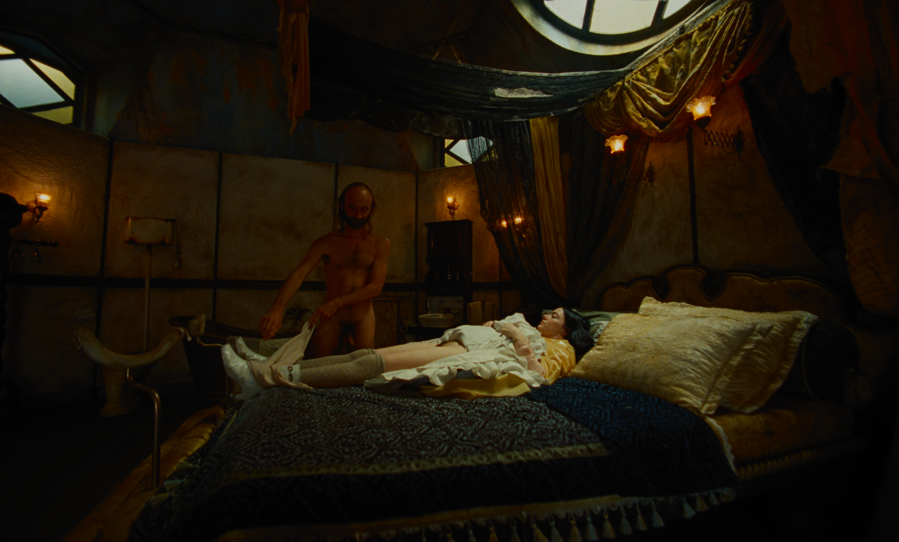 mpv-shot_Poor.Things.2023.2160p.UHD.WEB-DL.DV.HEVC-Нечипорук_01_27_44_0008