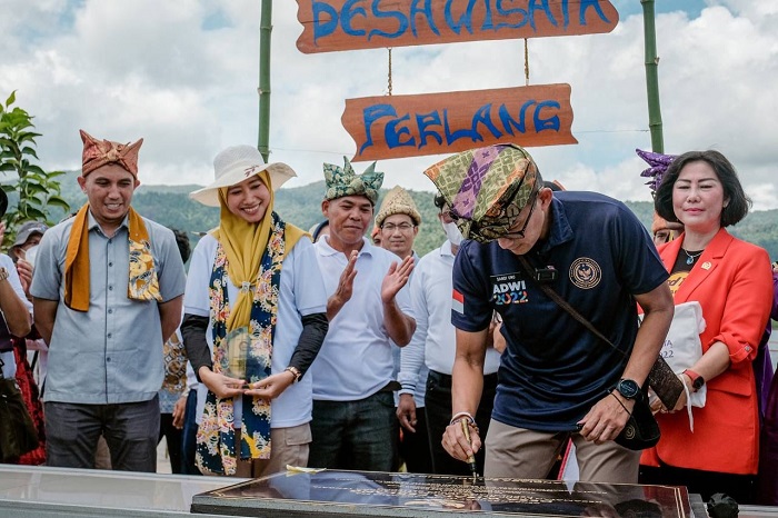 Sandiaga Uno saat menandatangani prasasti 50 Besar Desa Wisata Terbaik ADWI 2022 dalam  kunjungannya di Desa Perlang, Bangka Tengah, Bangka Belitung. Kamis (10/8/2022).