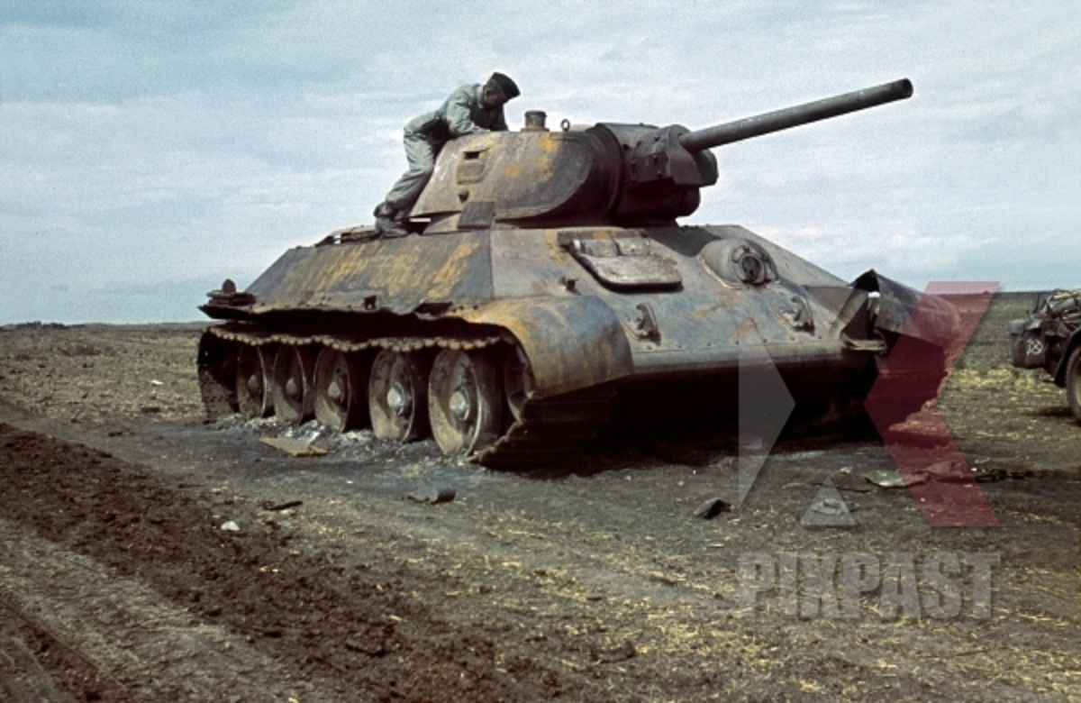 CAPTURED RUSSIAN T34 PANZER TANK, KHARKOV, 1942, 22ND PANZER DIV