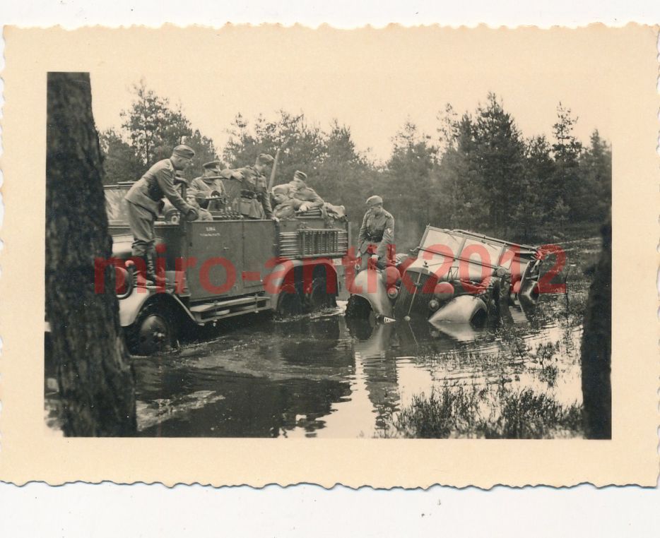 Foto, Wehrmacht, Schnelle Hilfe für einen halb v
