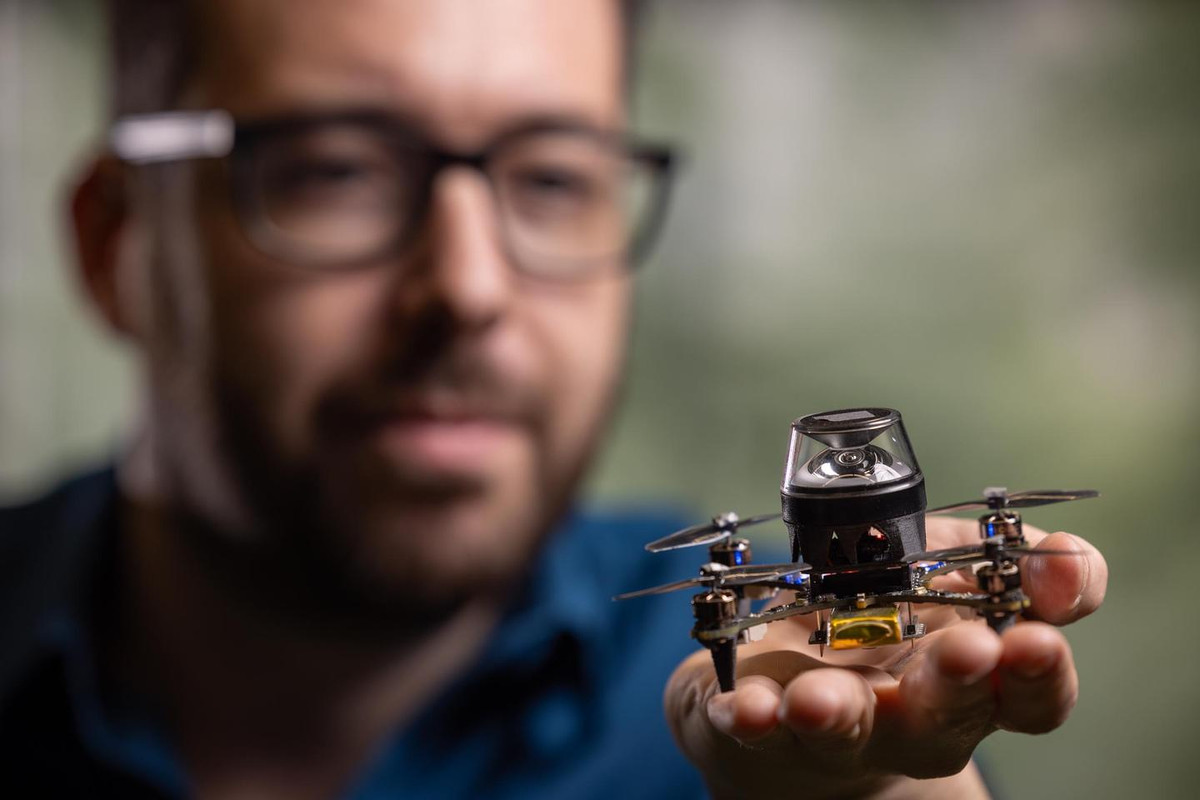 El Micro Dron CrazyFlie, del tamaño de la palma de la mano, es capaz de desplazarse de forma autónoma por entornos peligrosos