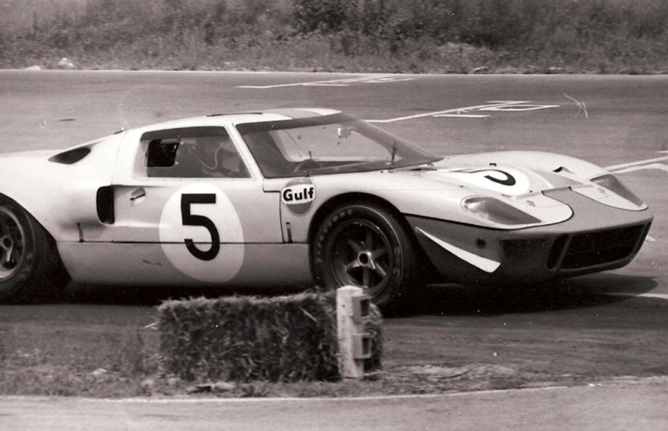 Ford-GT-40-5-driven-by-Belgians-Jackie-I