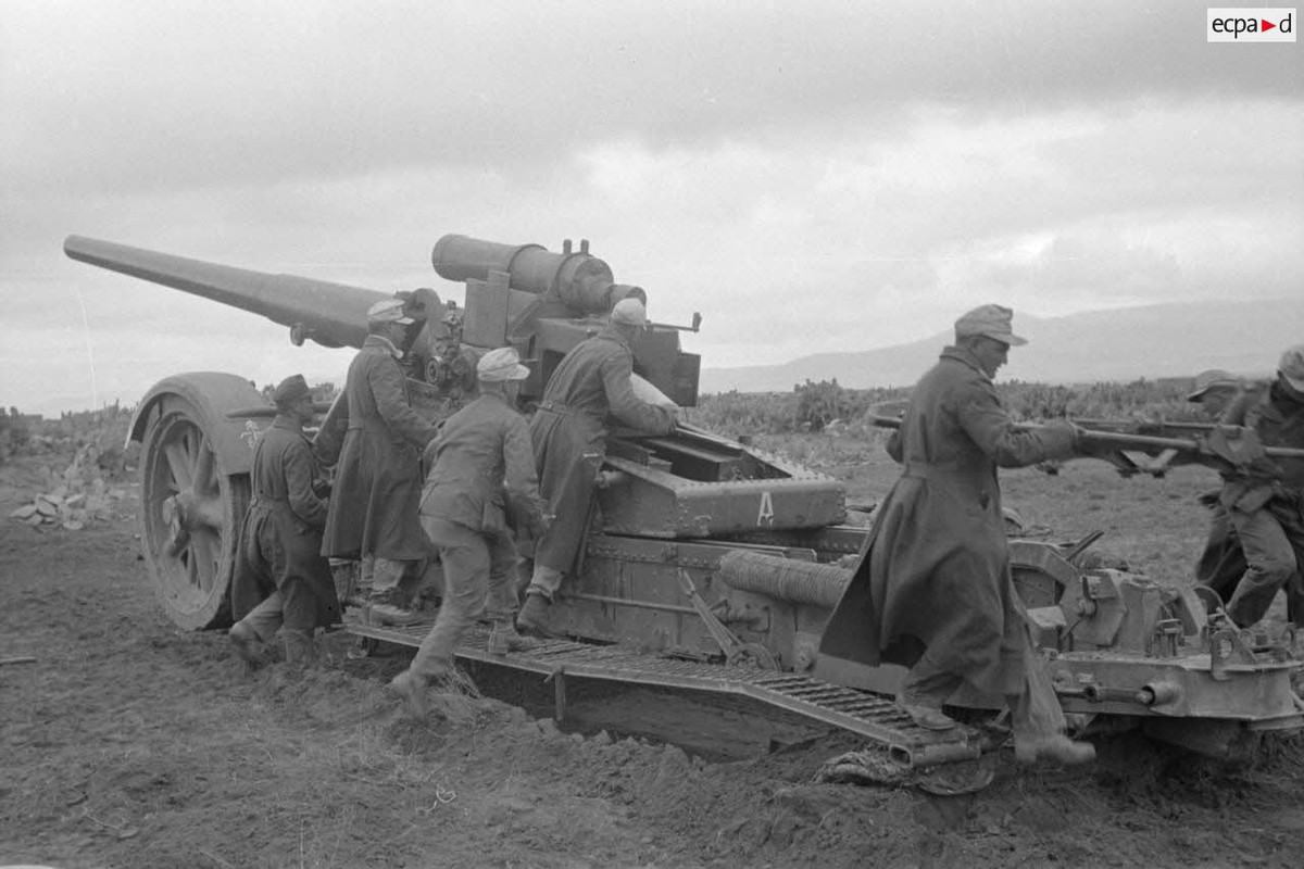 Une pièce de 17 cm K18 appartenant au Afrika-Artillerie-Regiment 2 sous le commandement d'un Leutnan