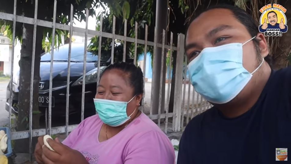Gharda saat berbincang dengan Yuni, selaku pemilik Warung Pojok Mbak Yuni.
