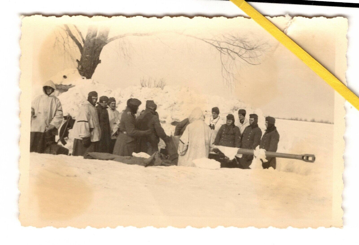 Foto Technik 5 cm Pak 38 an der Straße Roslwal-Juchno (Winter 1942), Ostfront