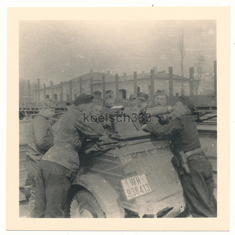 Foto schwere Panzer Abt. 503 Panzermänner mit Kaffee am VW Kübel