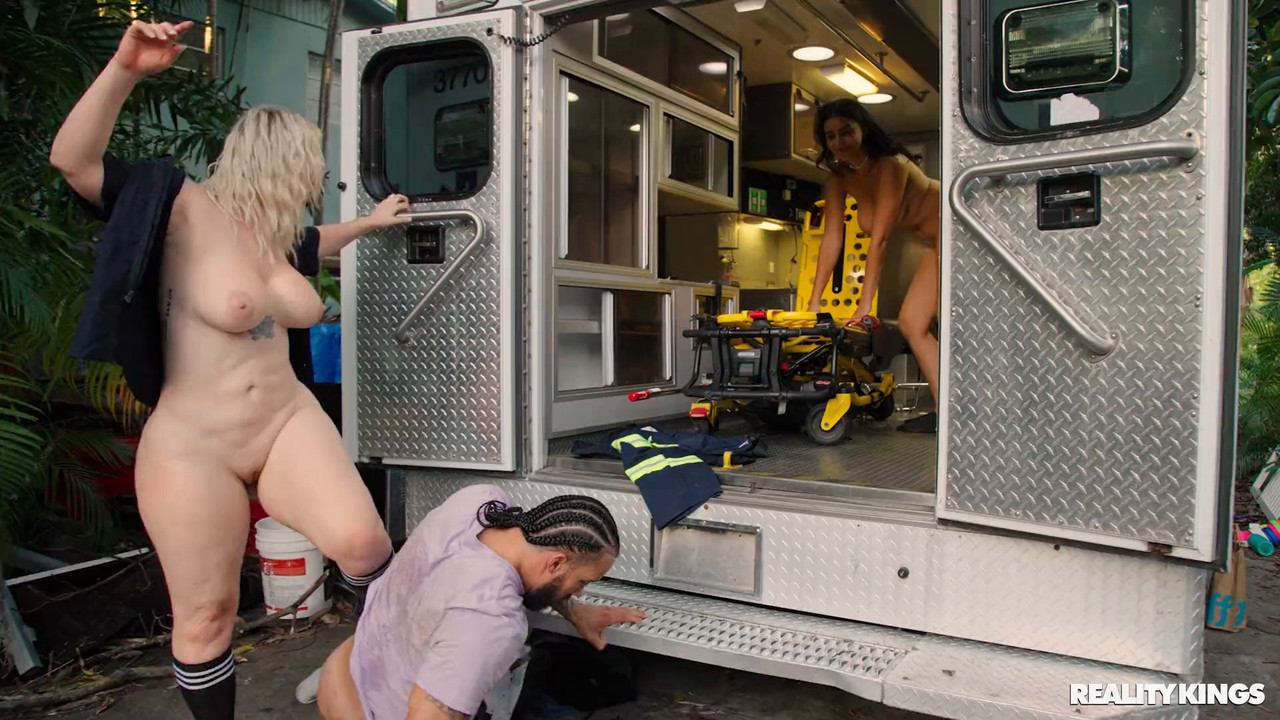Jenna Starr Roxie Sinner - Emergency Threesome - REALITYKINGS.mp4.0017