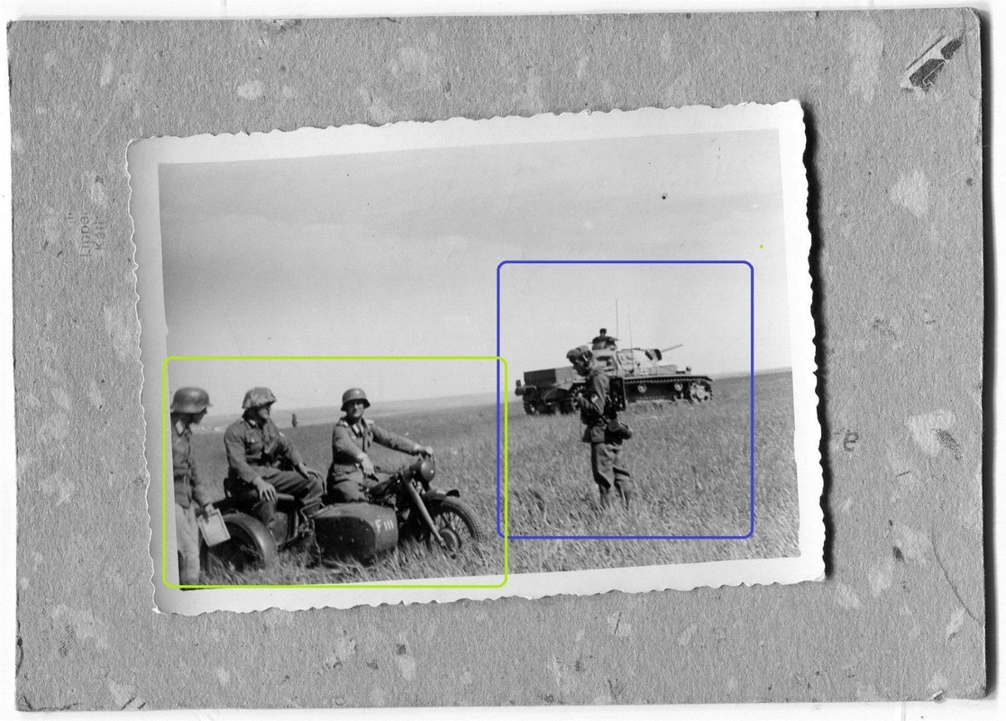 Foto Front Einweisung Motorrad Panzer Stahlhelm mit Tarnüberzug