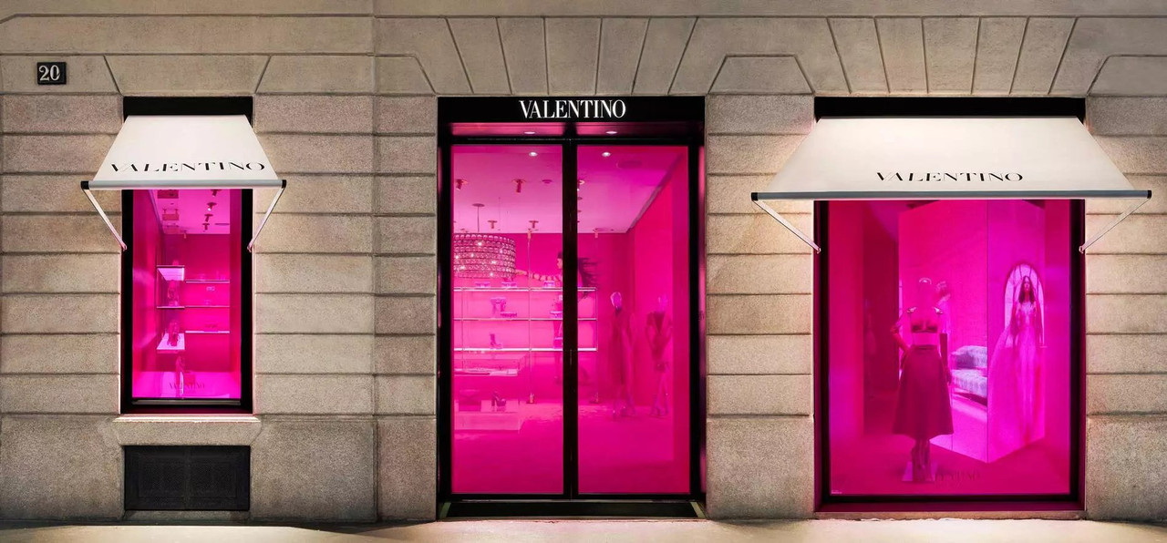 Valentino PP Pink tinge Parigi e il mondo di rosa