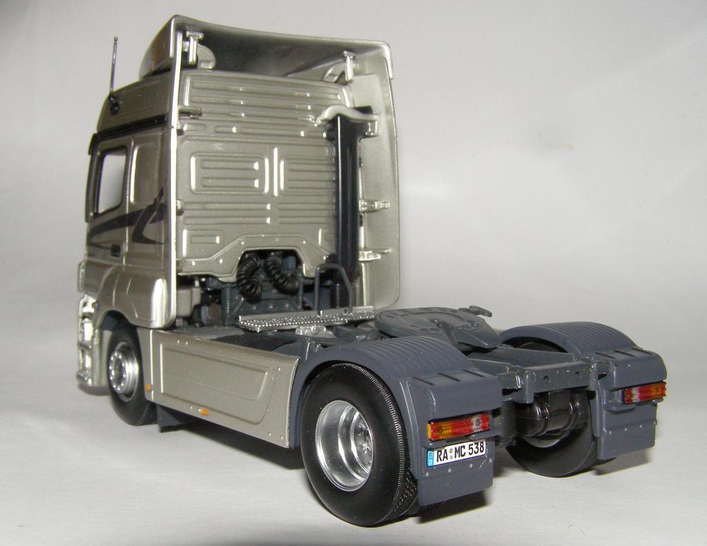 Mercedes Benz Axor by Minichamps (9)