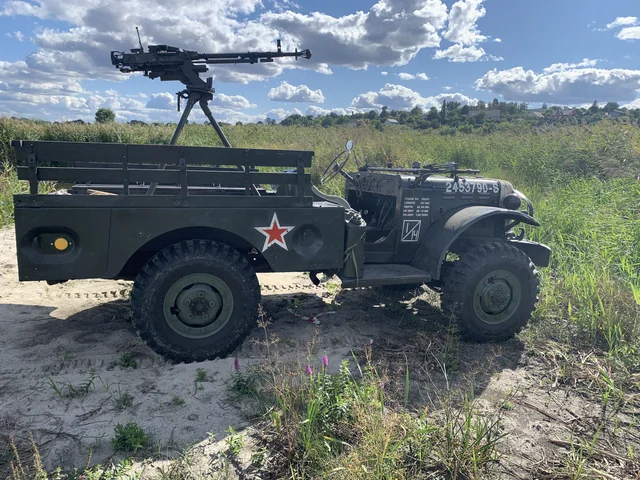 Les blindes dans les meeting WWII - Page 26 DODGE-WC-51-52-de-l-re-WW2-avec-Dsh-K-1938-Dsh-KM-et-M2-Browning-HMG-2e-photo-mont-qui-a-vu-l