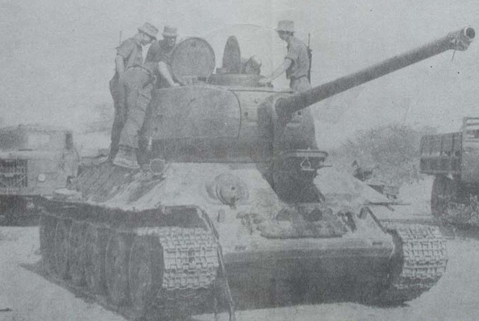 capturedangolant34-A-captured-T-34-is-studied-by-South-African-troops-prior-to-the-Askari-operation.jpg