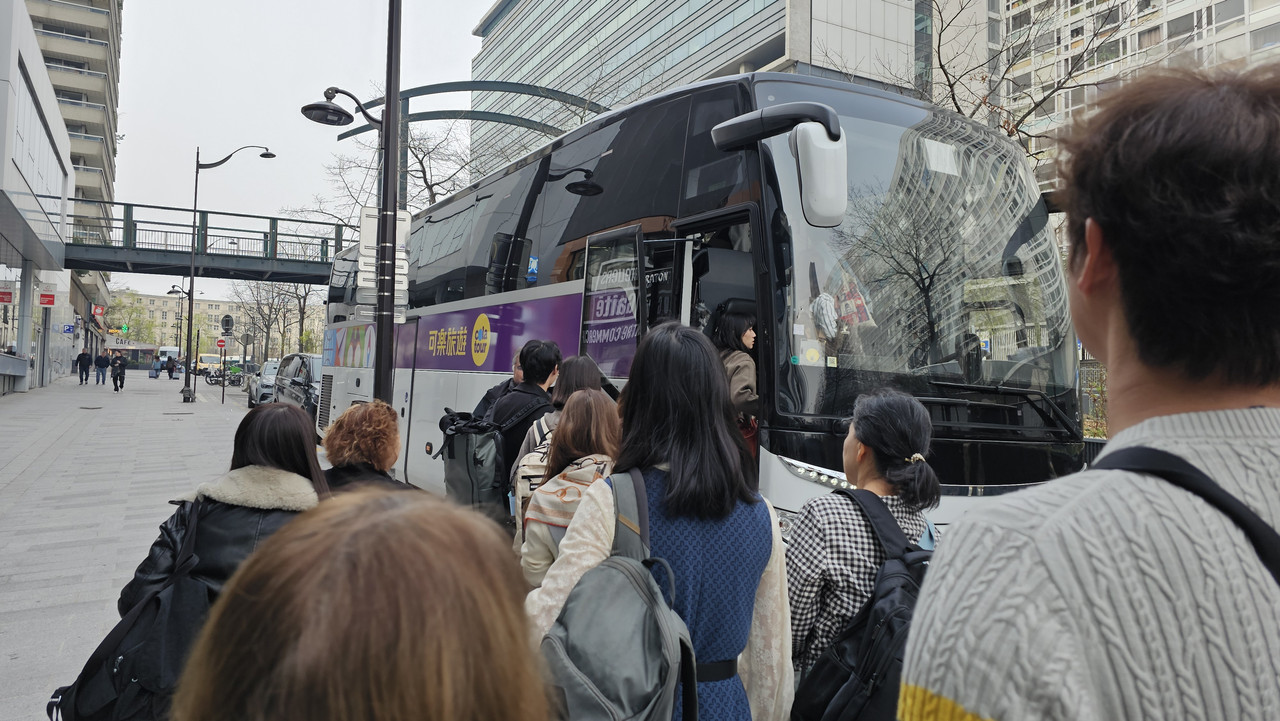 可樂還真的在巴黎買了一台車