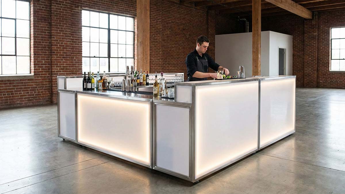 Модульная мобильная барная стойка с подсветкой, собранная для выездного мероприятия.