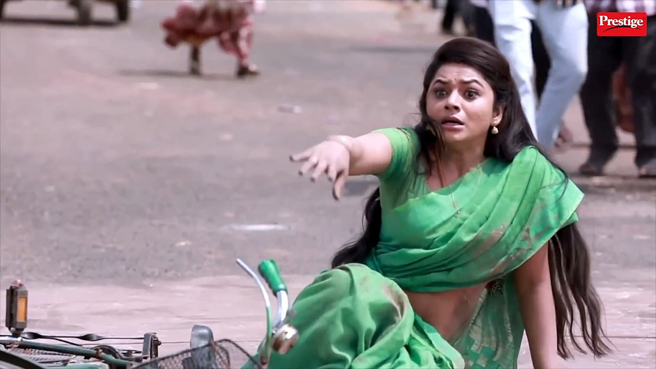 Delna Davis navel slip in green saree-anbevaa.mp4_snapshot_00.15.840