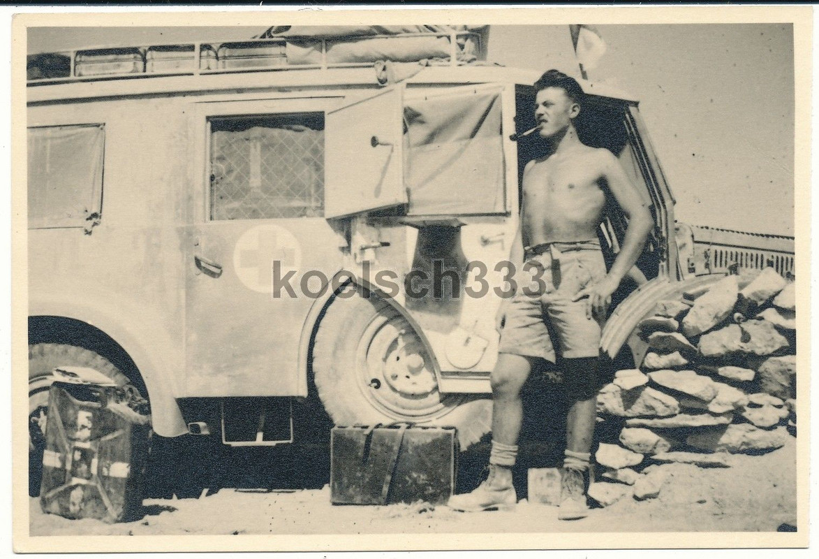 Foto Sanitäter vor Krankenkraftwagen Kfz. 31 in 