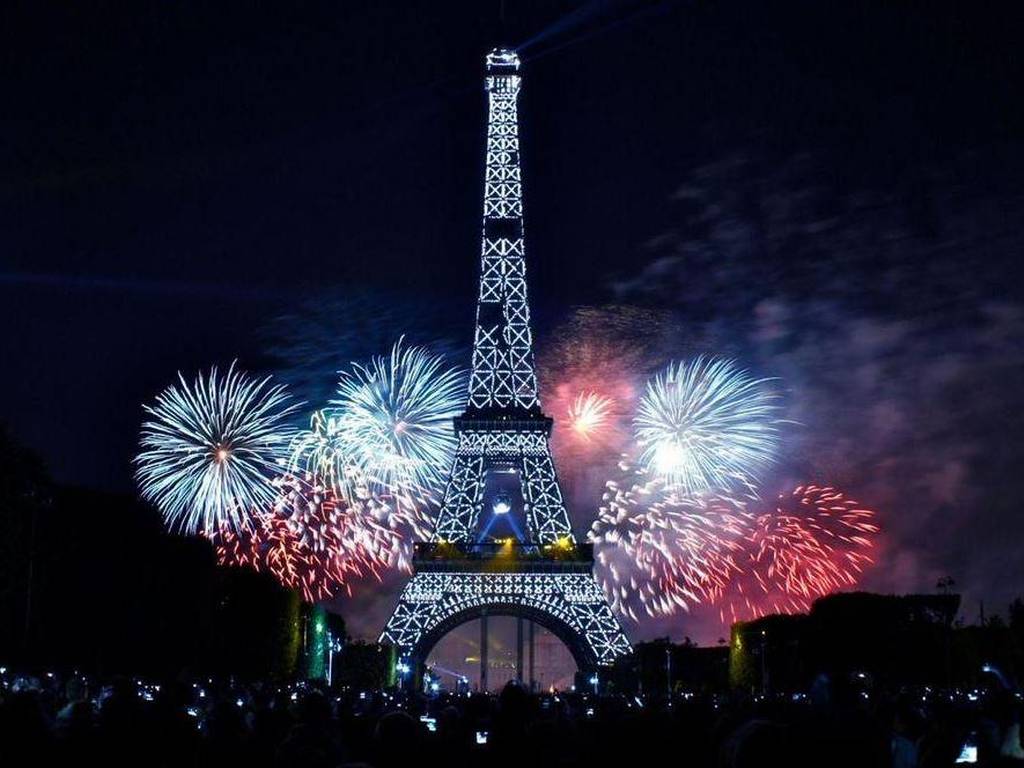 París suspende los festejos públicos de Año Nuevo debido al rebrote de COVID-19