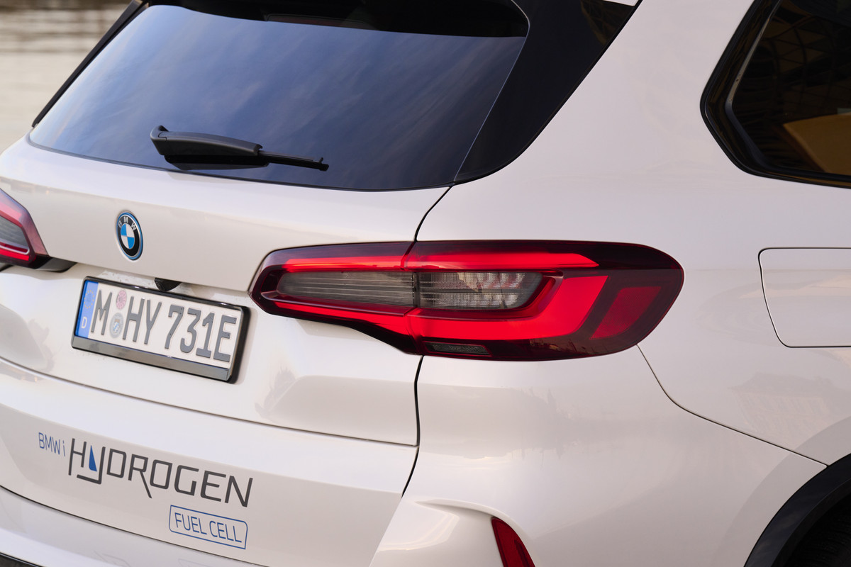 P90494437_highRes_bmw-ix5-hydrogen-on-