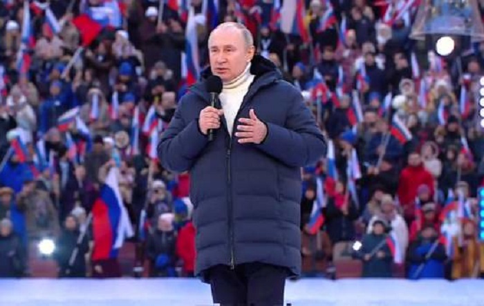 Vladimir Putin diketahui mengenakan jaket atau mantel bermerek Loro Piana yang ditaksir senilai Rp 187 juta.