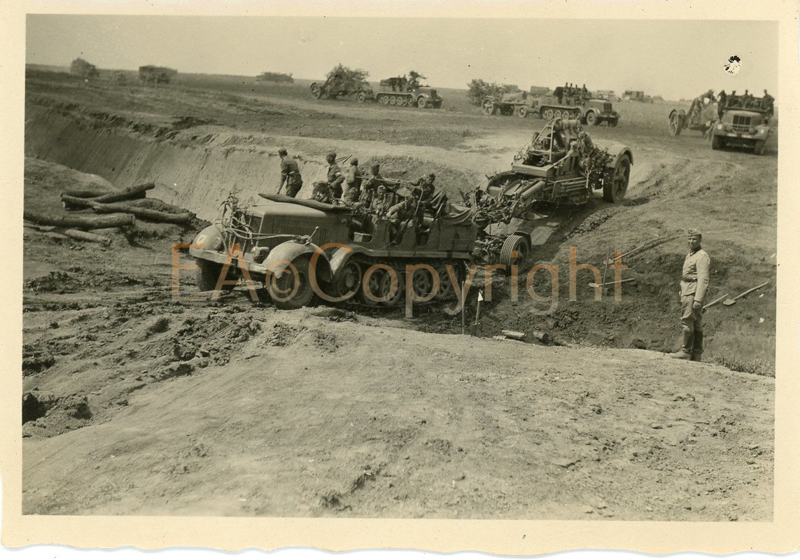 Russland Kämpfe Halbkette Anhänger Trailer Vorma