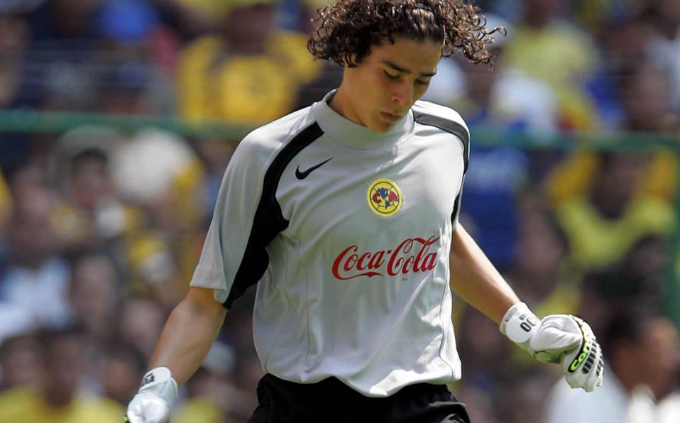Guillermo Ochoa cumple 18 años de su debut como profesional