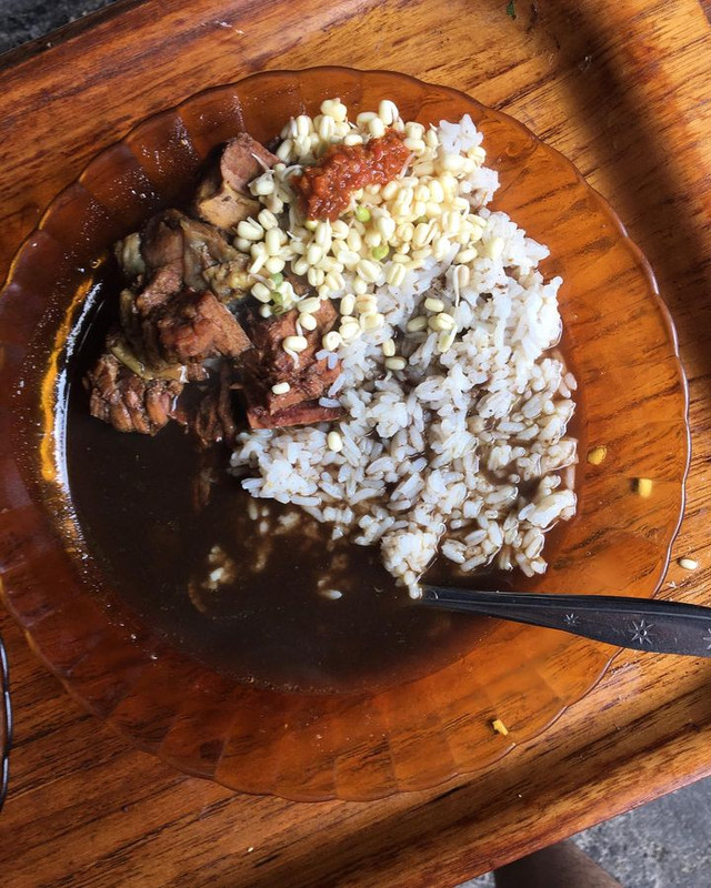 Sajian rawon di Warung Rampal, tempat makan siang enak di Malang.
