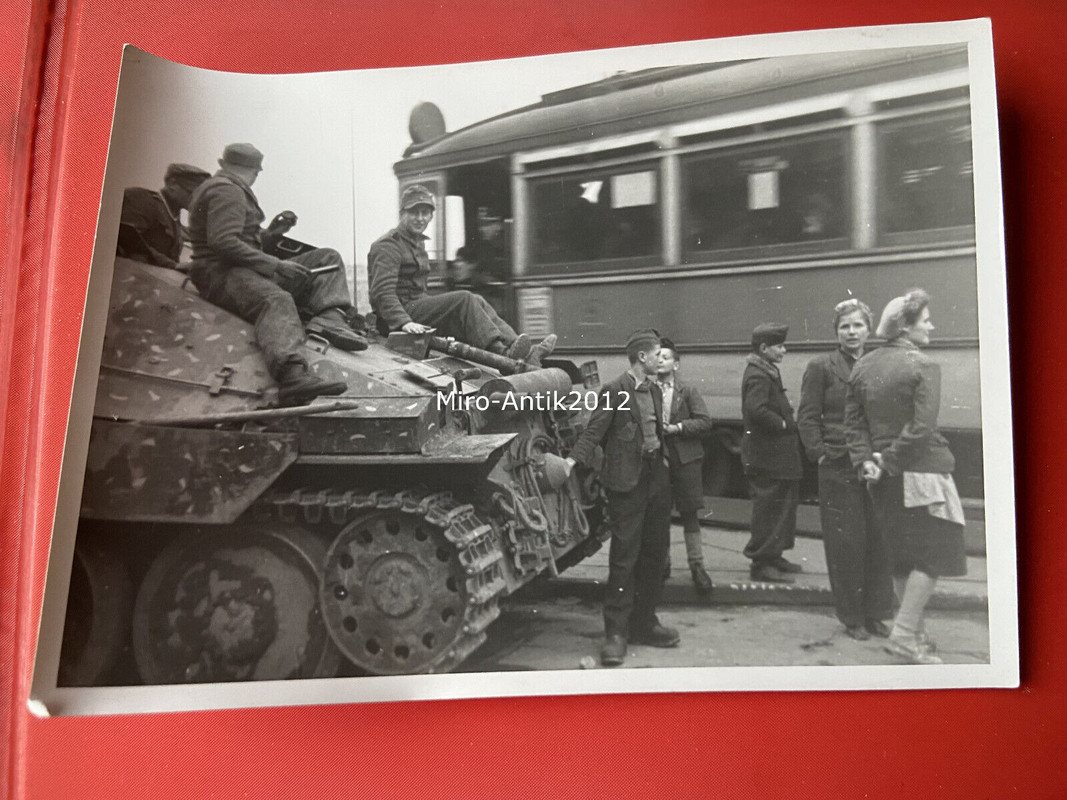 Foto, Wk2, Panzer uns Straßenbahn, Budapest, Ungarn