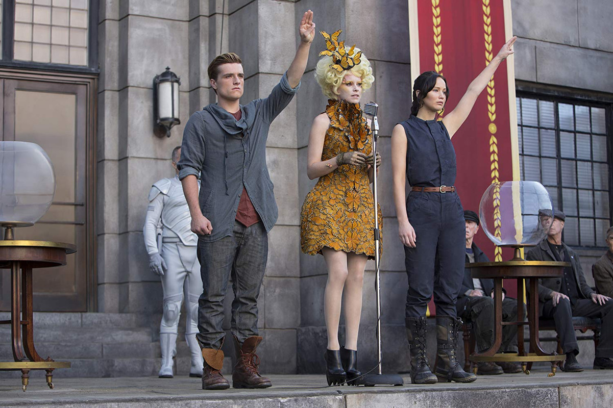 Elizabeth Banks, Josh Hutcherson, dan Jennifer Lawrence dalam The Hunger Games: Catching Fire (2013)